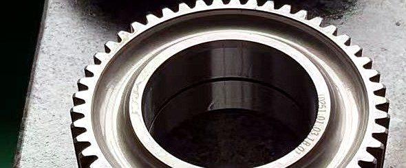 Ground gears for hoisting and slewing gear trains on an inspection table